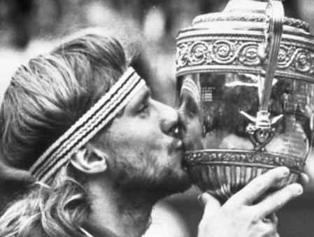 Bjorn Borg besa el trofeo tras derrotar a John McEnroe en Wimbledon, el 5 de julio de 1980.