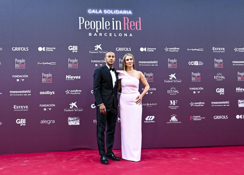 Thiago Alcántara y Júlia Vigas