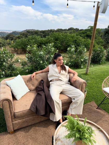 Alba Paul optó por un dos piezas que acompañó con una americana marrón.