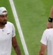 El griego perdió los nervios, durante el partido que disputaron en Wimbledon, y lanzó la pelota contra su rival Stefanos Tsitispas