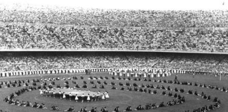 El 24 de septiembre de 1957 se inauguró el Camp Nou con esta gran sardana bailada por 1500 ejecutantes / personas alrededor del campo.
