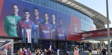 Aficionados en la explanada del Camp Nou antes del Clásico