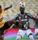 Luiz Henrique (Fluminense) disputa un balón con Perlaza (Barcelona)
