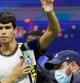 El cuartofinalista más joven de la historia profesional del Open USA denotó problemas físicos y lo dejó tras consultar con el fisioterapeuta sobre el riesgo de lesión grave. El tenista español pupilo de Juan Carlos Ferrero se quejó de molestias en el aductor de la pierna derecha, llevando cintas kinesiológicas en varias partes del cuerpo.