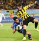 Agustín Álvarez (Peñarol) trata de superar al meta del Plaza Colonia Santiago Mele