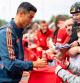 Ronaldo firmó autógrafos a los aficionados en su camino hacia Old Trafford