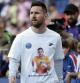 Los jugadores saltaron a calentar con una camiseta de apoyo al guardameta español, ingresado desde hace una semana tras sufrir un accidente en el Rocío, mientras la grada también lució mensajes de cariño
