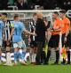 Pep Guardiola discutió con el árbitro del Newcastle-Manchester City.