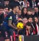 En el Rayo Vallecano-Sevilla, un joven seguidor Rayista osó a meterle el dedo en el culo al jugador Ocampos. El delantero argentino del Sevilla reaccionó de inmediato, recriminándole la acción al joven