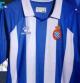 Se incluyeron en la prenda para conmemorar el 15º aniversario del RCDE Stadium y evocan la estructura arquitectónica del feudo blanquiazul