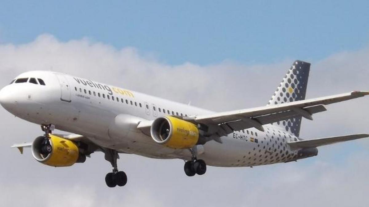 Abren expediente sancionador a Vueling por cobrar el equipaje de mano