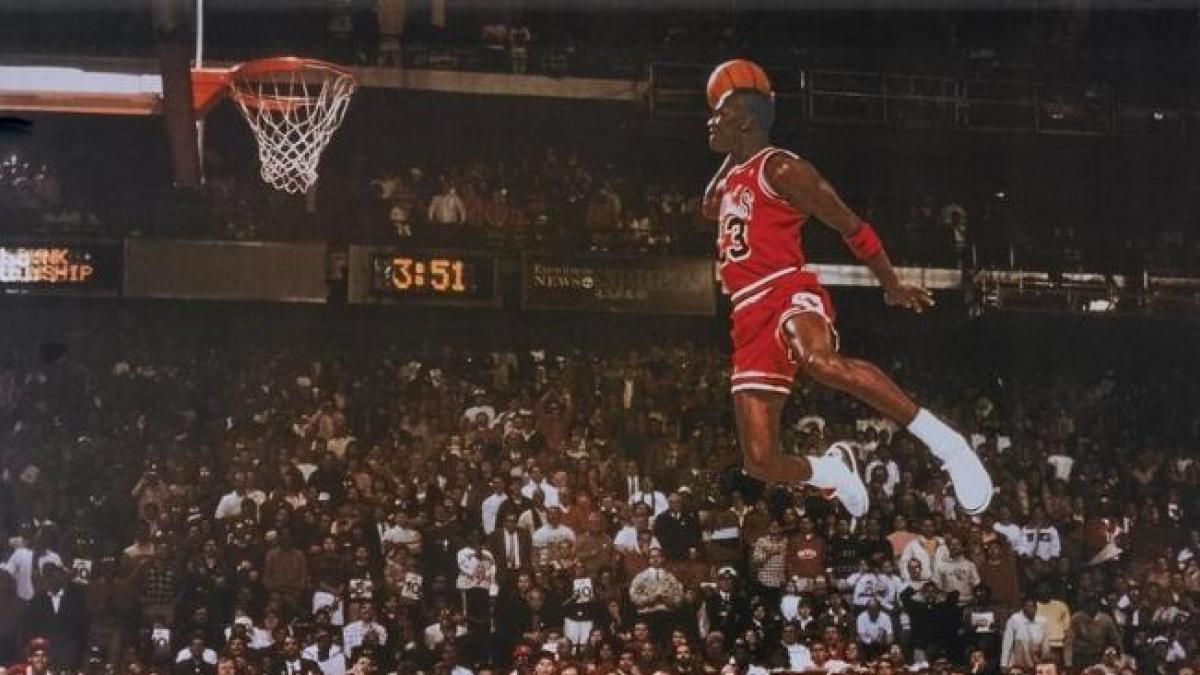 Una de las fotos más memorables del deporte: la tarjeta del histórico mate de Michael Jordan se vende por 480 euros