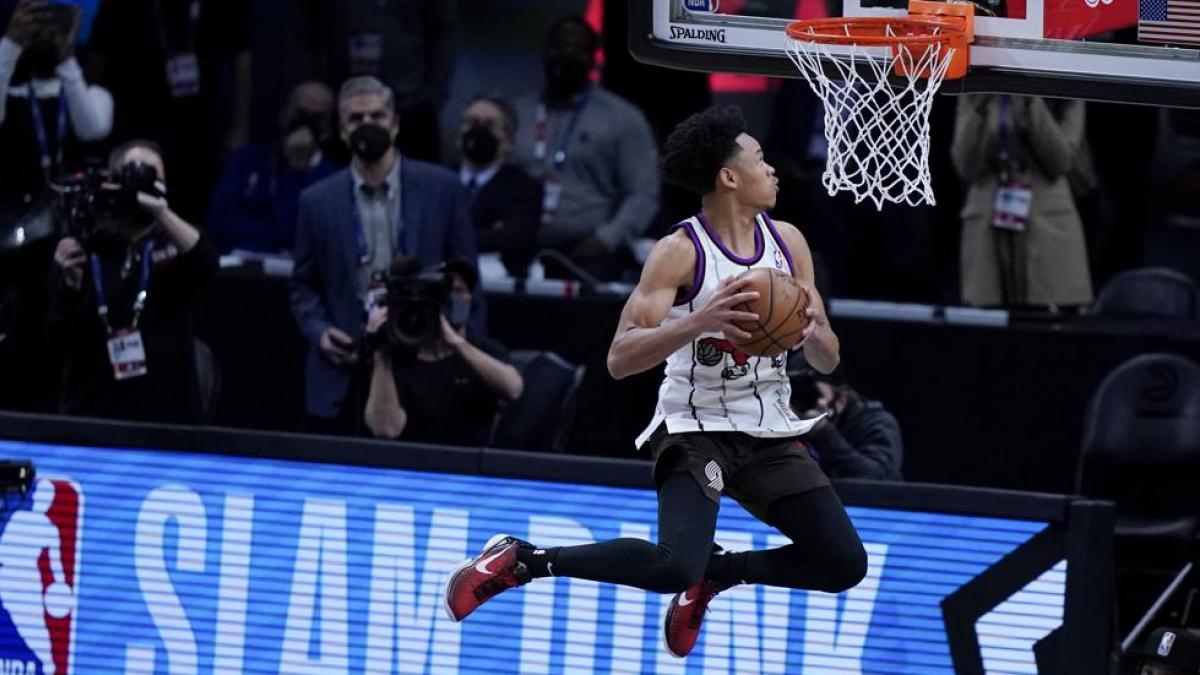 ¿¡Cómo la mete!? Ojo a la virguería acrobática de Anfernee Simons de espaldas
