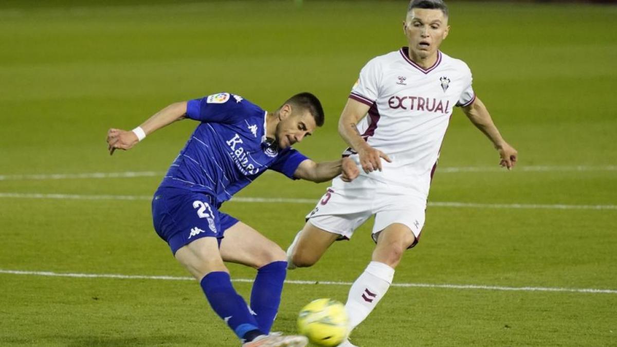 Un golazo de chilena de Sousa da la victoria al Alcorcón