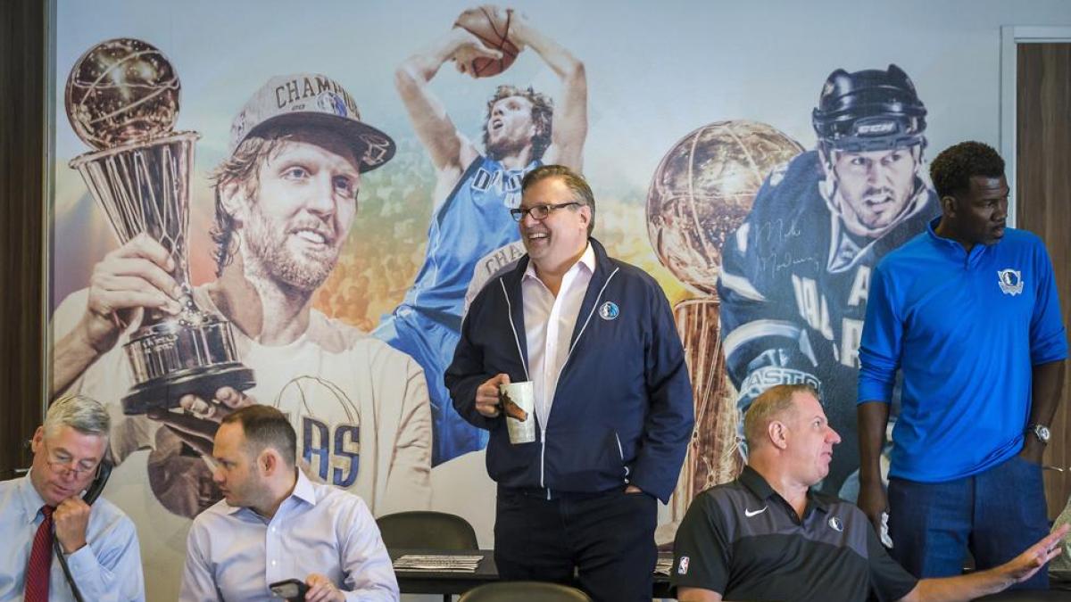 El ex GM de los Mavericks denuncia a la franquicia por despido improcedente