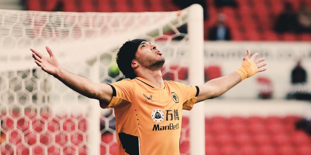 Raúl Jiménez marca nueve meses después de su fractura craneal