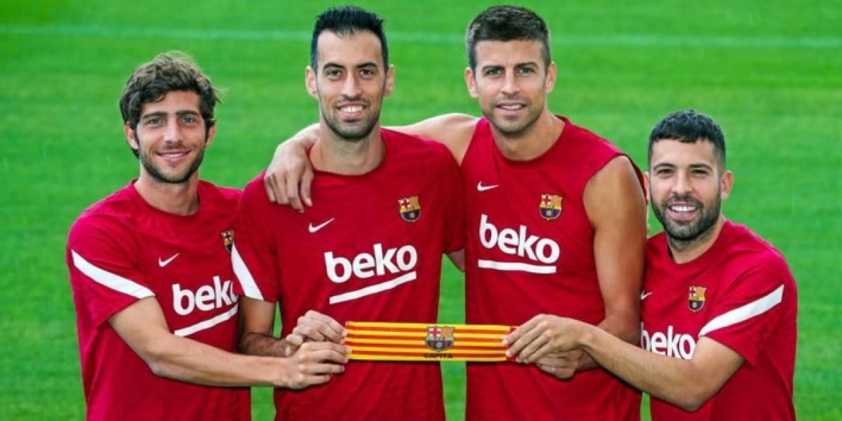 Los capitanes de la plantilla se fotografían con el brazalete