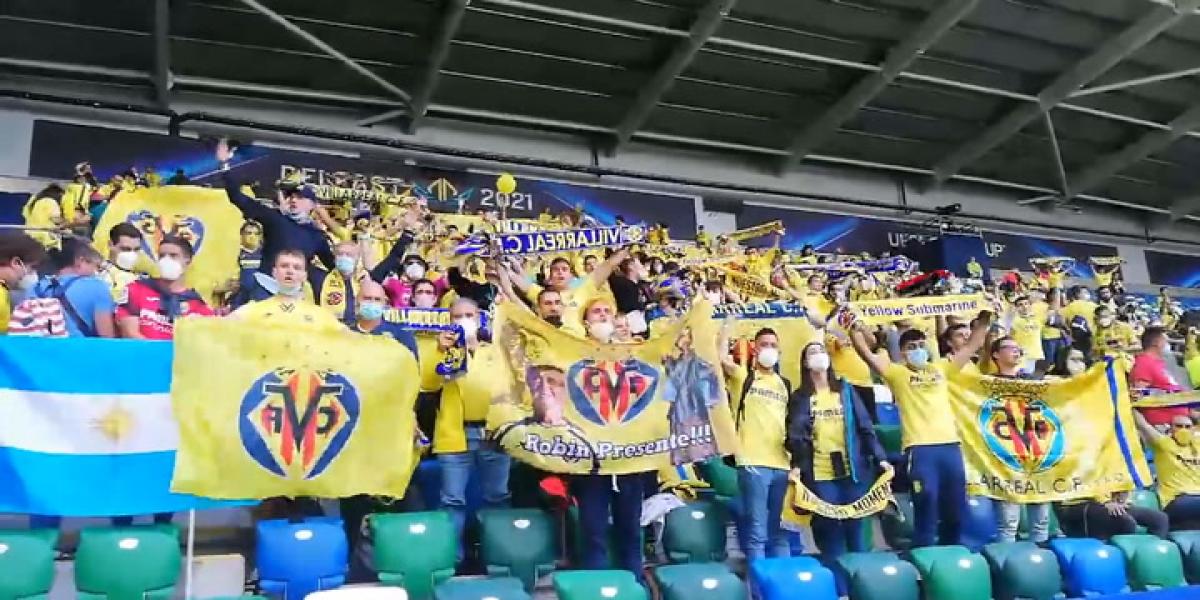Aficionados del Villarreal en las gradas del Windsor Park de Belfast