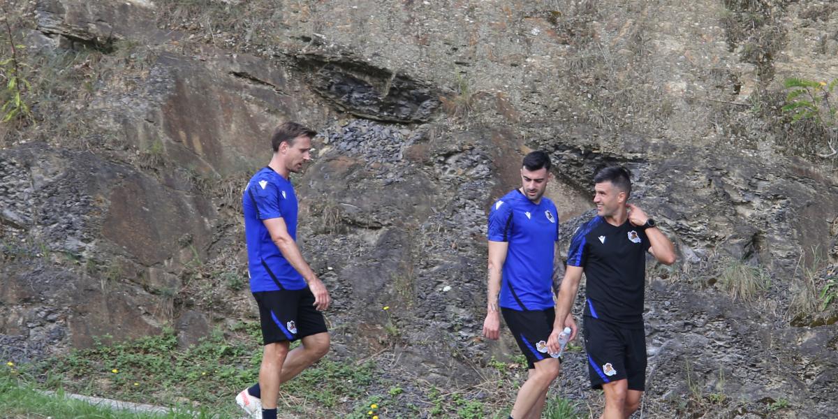 Dos laterales zurdos avanzando a la vez