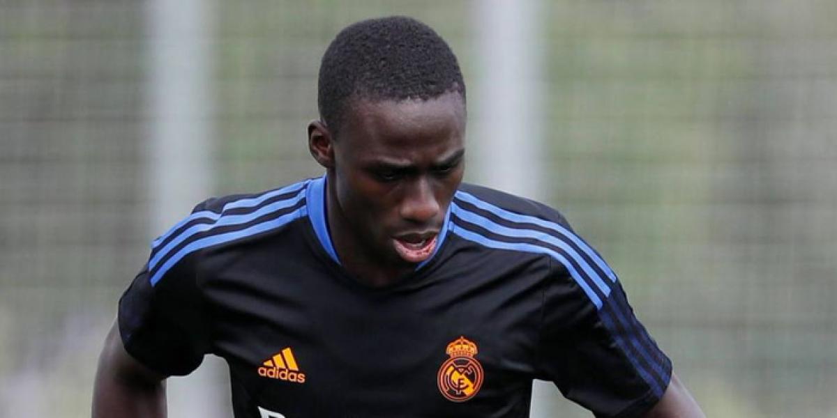 Mendy ya trabaja sobre el césped