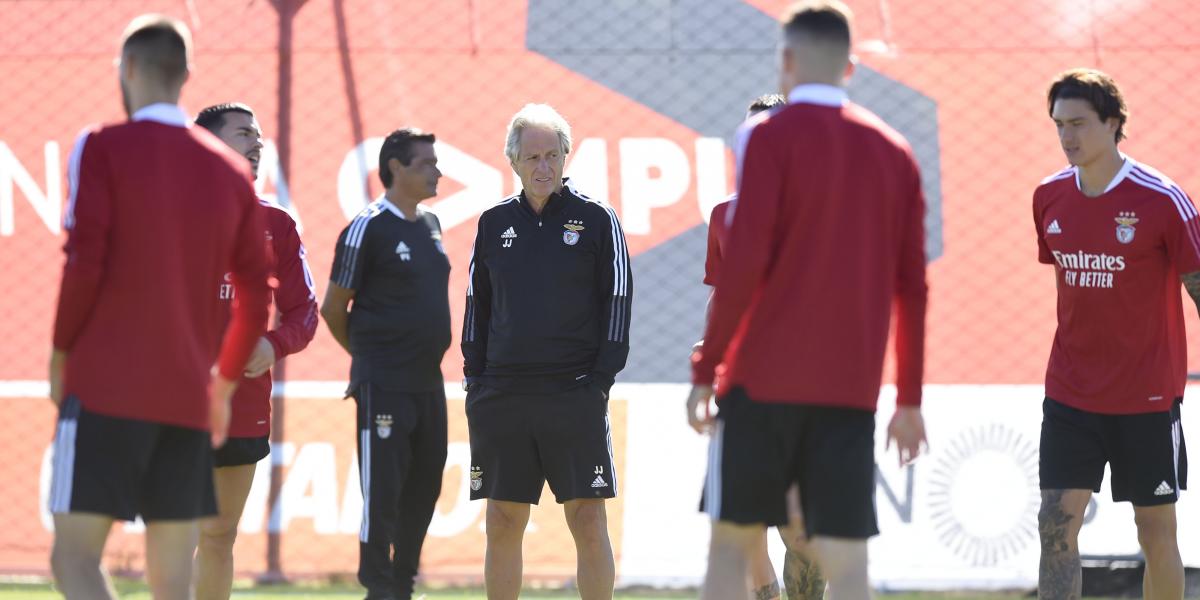 Joao Mario y Weigl disputarán el balón al Barça