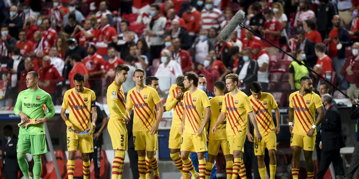 Koeman sustituye a Piqué por Gavi para evitar la expulsión