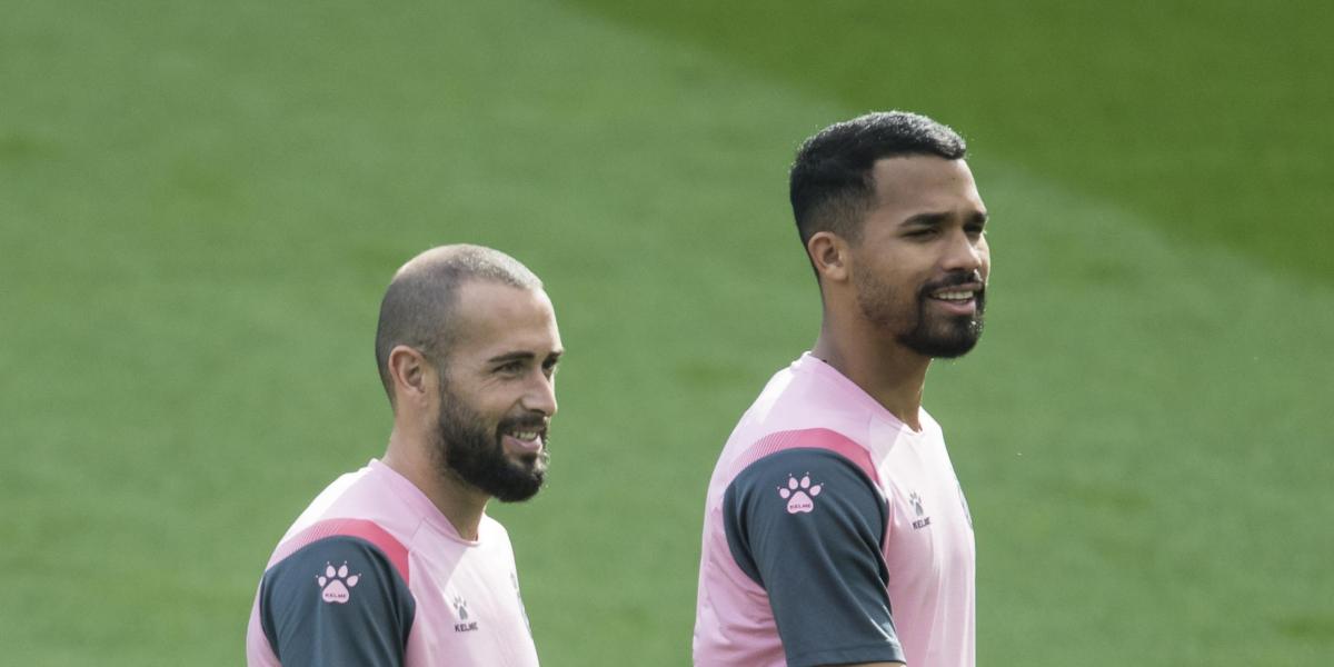 Pendientes de Aleix Vidal y de Yangel