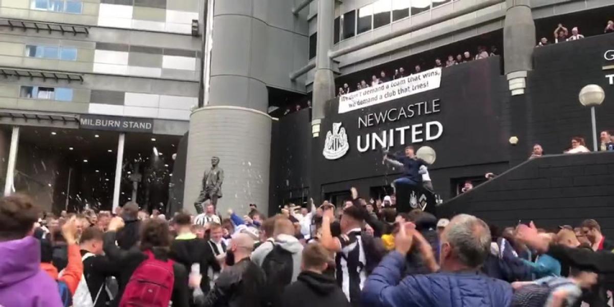 Los aficionados del Newcastle celebran la adquisición de su club por un fondo saudí