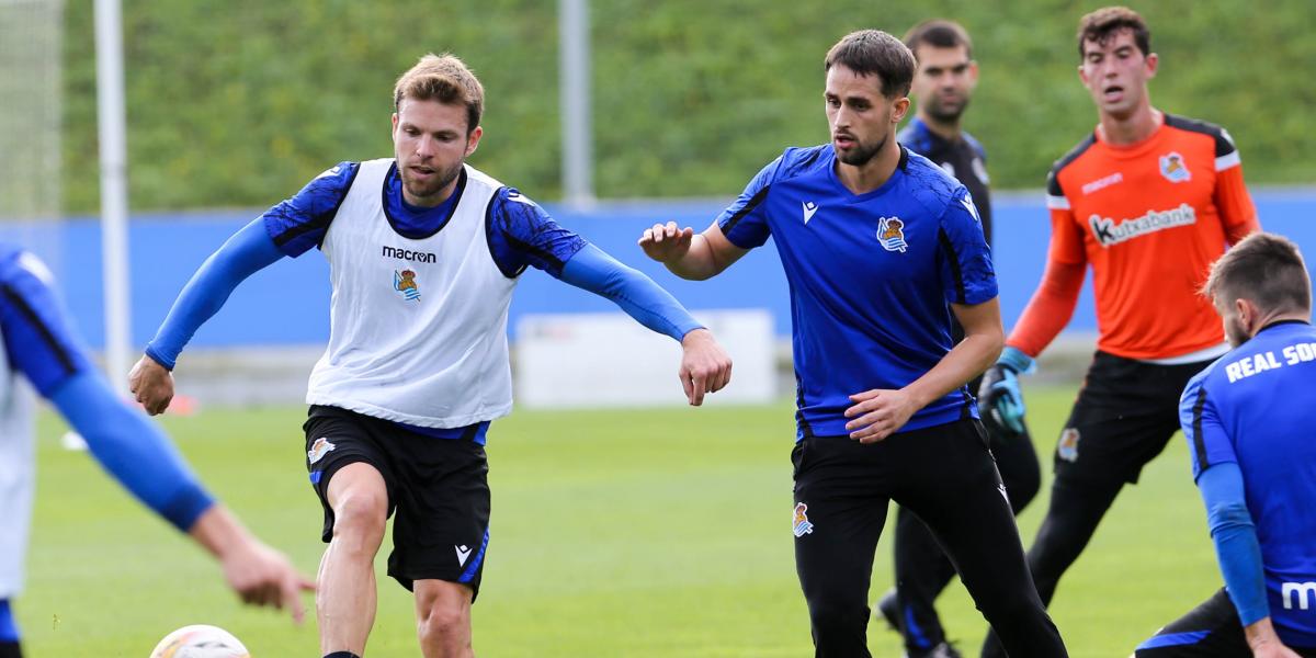 A Januzaj le siguen saliendo novias