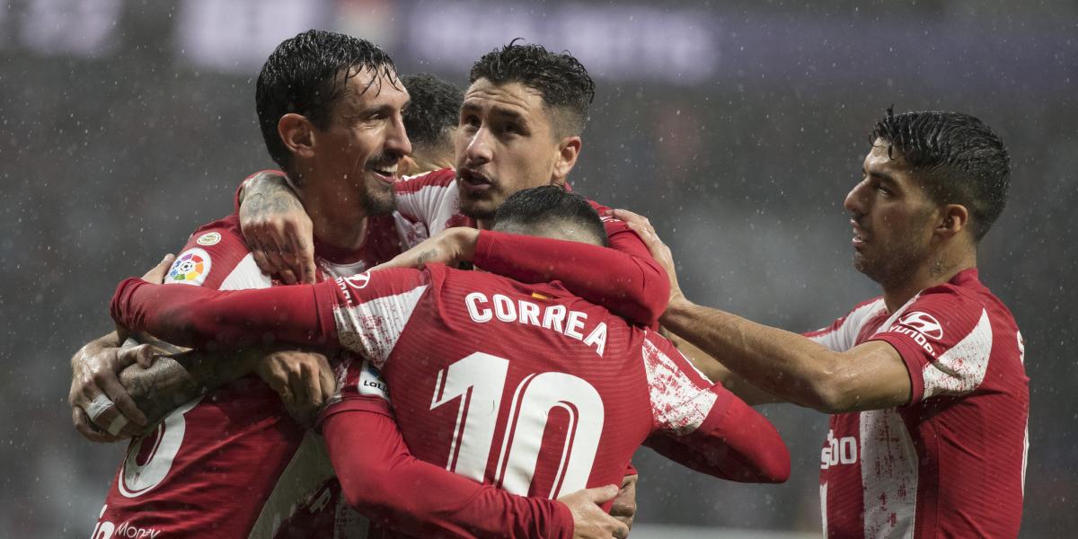 El Atlético, con el disfraz de campeón, golea bajo la lluvia