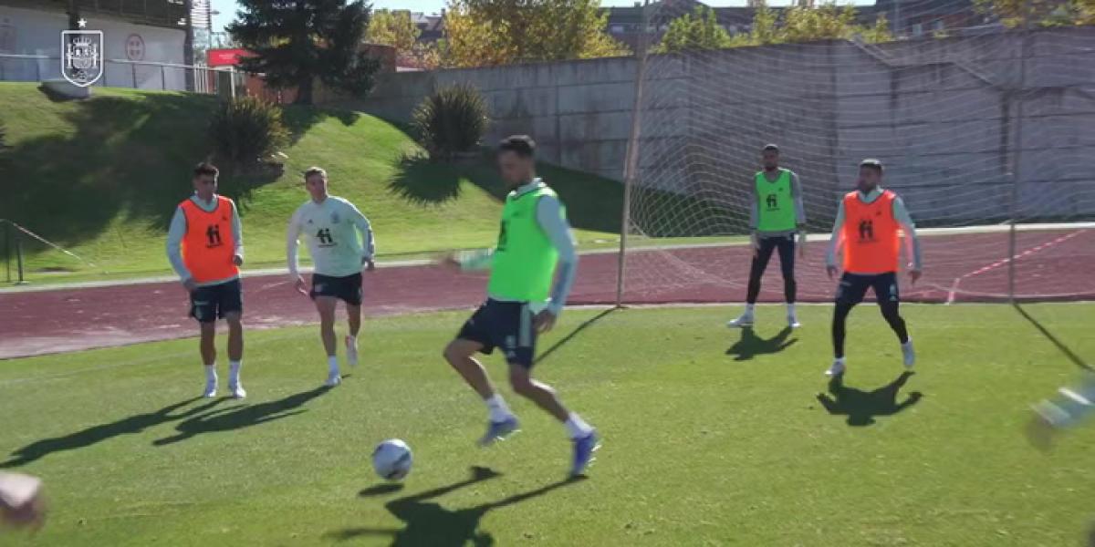 ¡Magistral! Busquets y su gran visión de juego en el entrenamiento con la selección