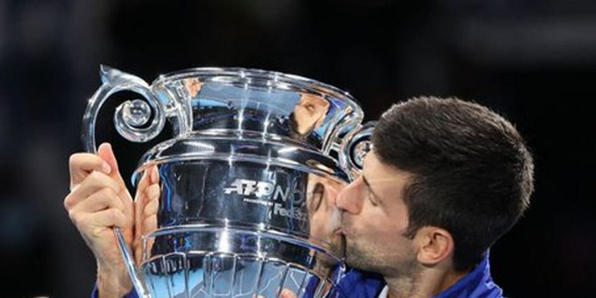 Djokovic recibe su trofeo como nº 1 de 2021