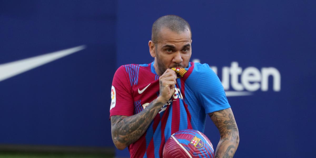 Dani Alves, otra vez de azulgrana 2.040 días después