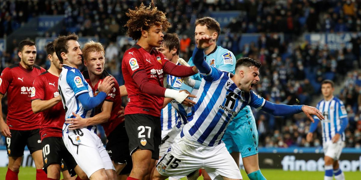 0-0: La Real salva Anoeta pero pierde el liderato ante un sólido Valencia