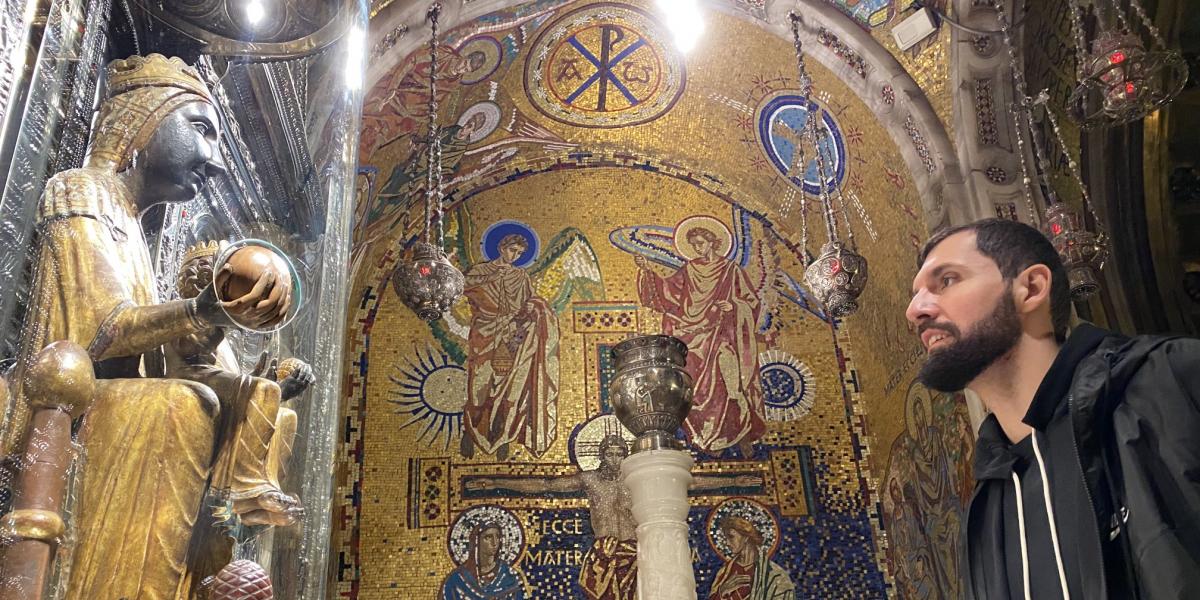 Nikola Mirotic visita el Monasterio de Montserrat