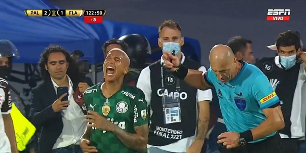 Ridículo piscinazo de Deyverson provocado por el árbitro