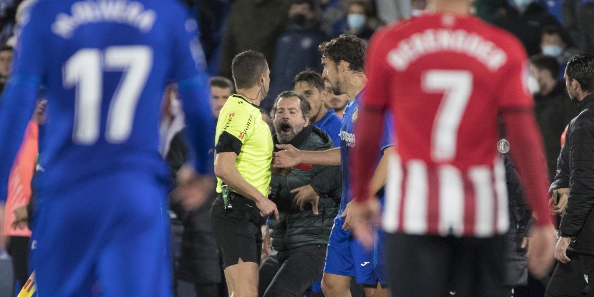 0-0: ¡Quique Sánchez Flores, expulsado, se fue a por el árbitro!