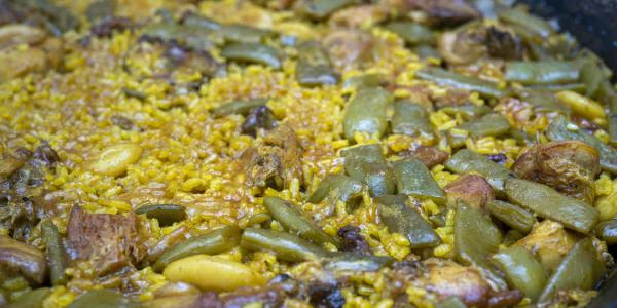 Un mexicano se atreve a hacer una paella valenciana y el resultado indigna a toda España: Arroz con cosas