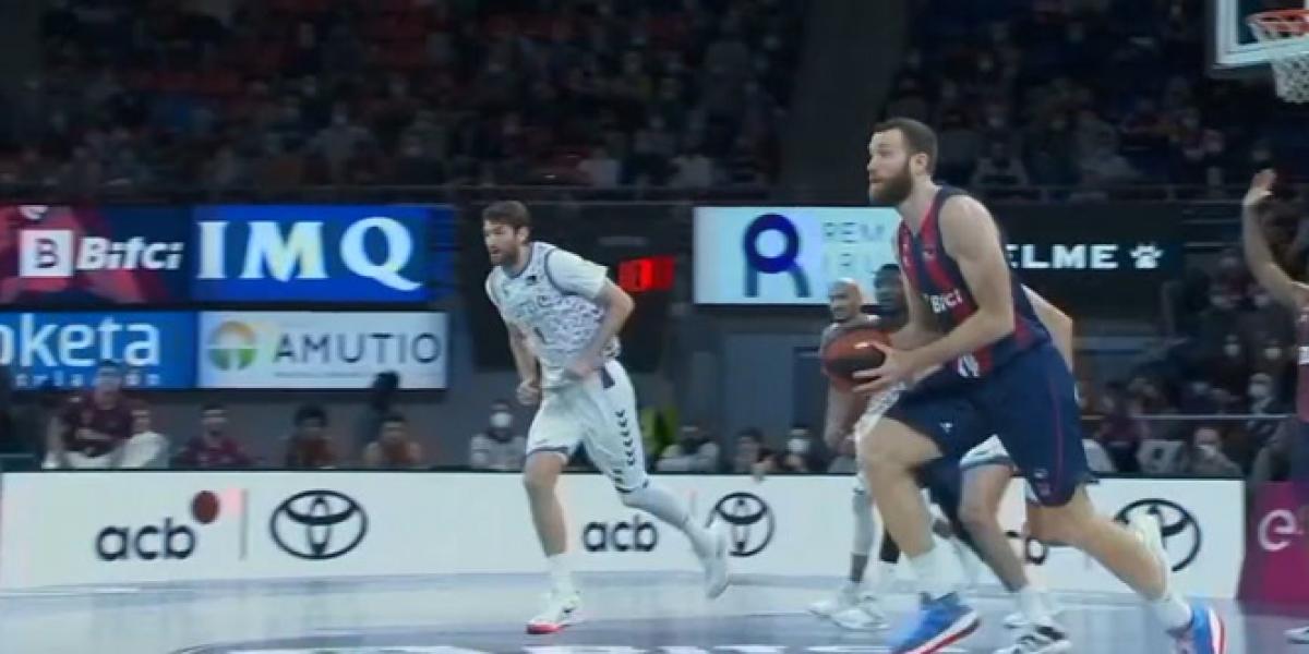 El triplazo desde su casa de Matt Costello. ¿La canasta del año?