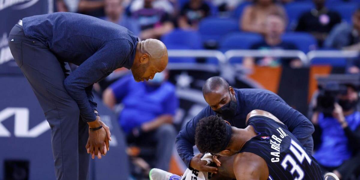 Noche de rodillas maltrechas: Davis y Carter Jr. se marchan lesionados