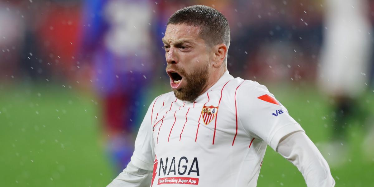 El Papu Gómez desnuda al Barça con un gran gol de estrategia