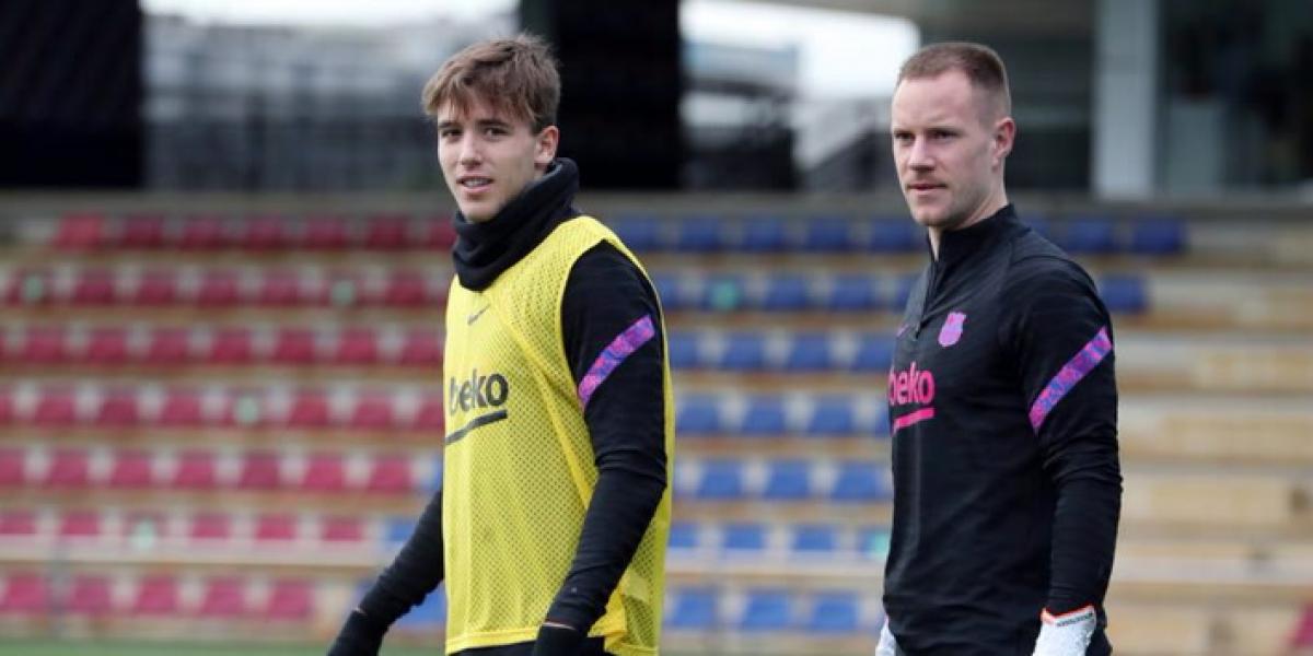Alves de lateral, una media canterana y Luuk de Jong en el once del Barça