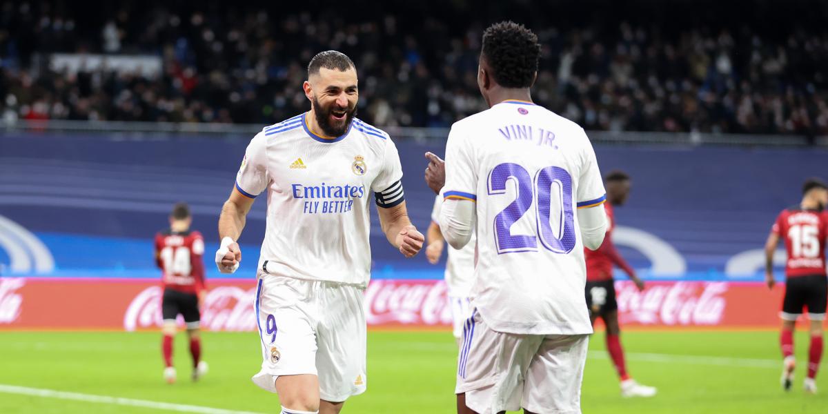 ¡Benzema falla un penalti para adelantar al Madrid!