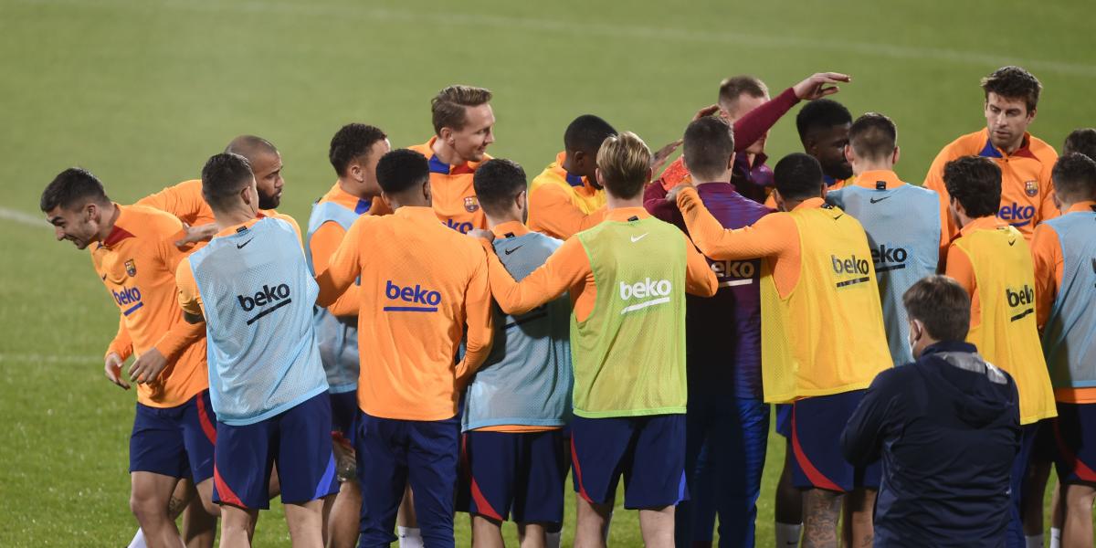 Xavi anima al grupo con las collejas a Umtiti y Ferran Torres