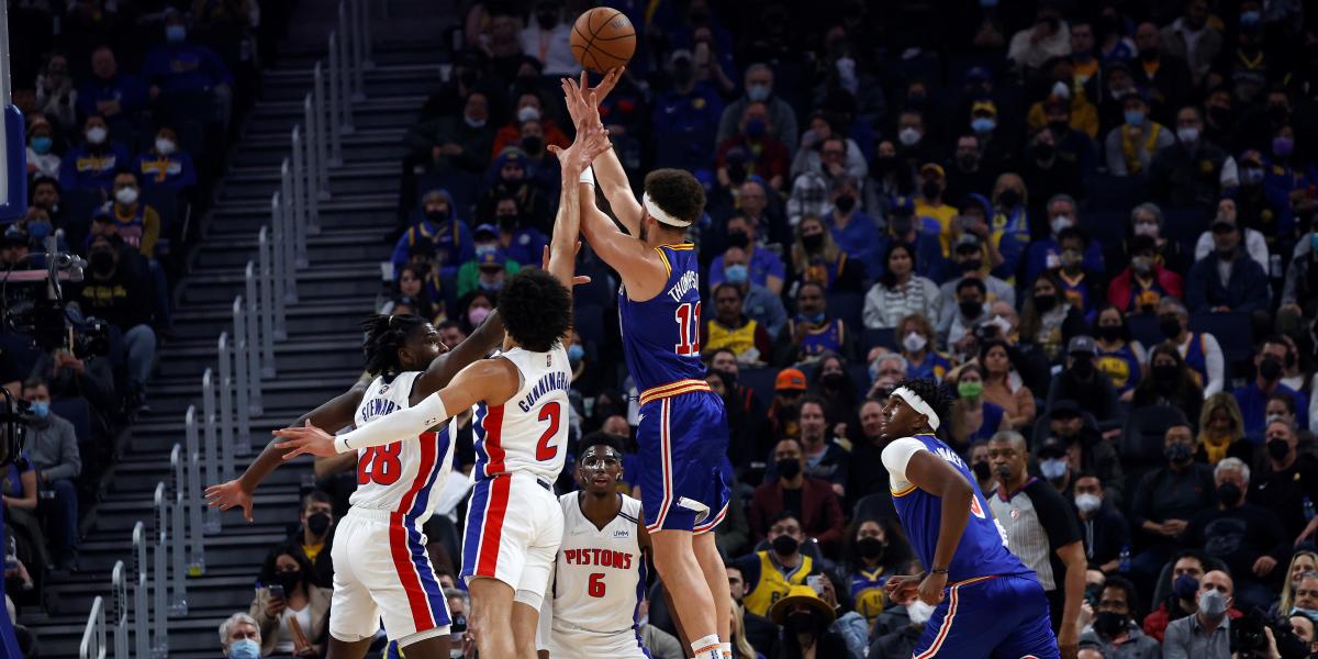 Vuelve Curry, lidera Thompson: los Warriors van sobrados ante los Pistons