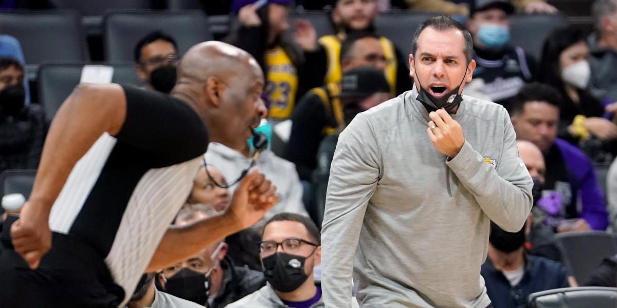 Vogel, respaldado por LeBron, no será destituido de momento en los Lakers
