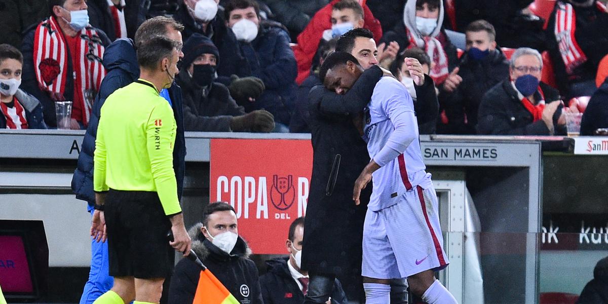 Dembélé, con el grupo, y Memphis, aparte tras la eliminación de Copa