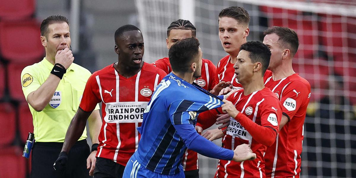 El Ajax gana al PSV y le arrebata el liderato con polémica