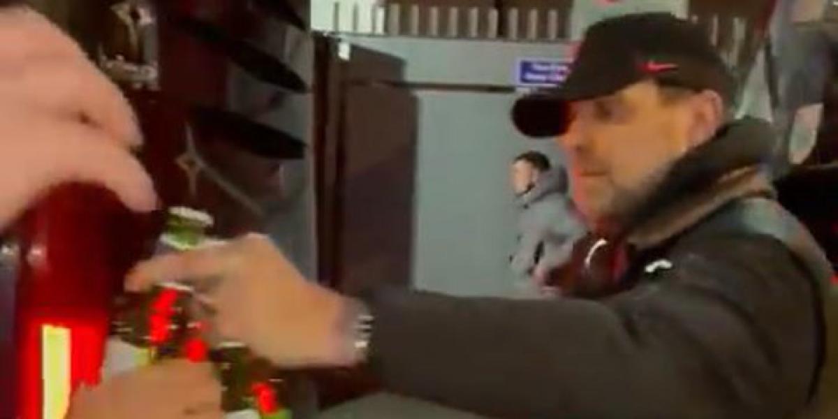 Jürgen Klopp es único: reparte cervezas a los aficionados