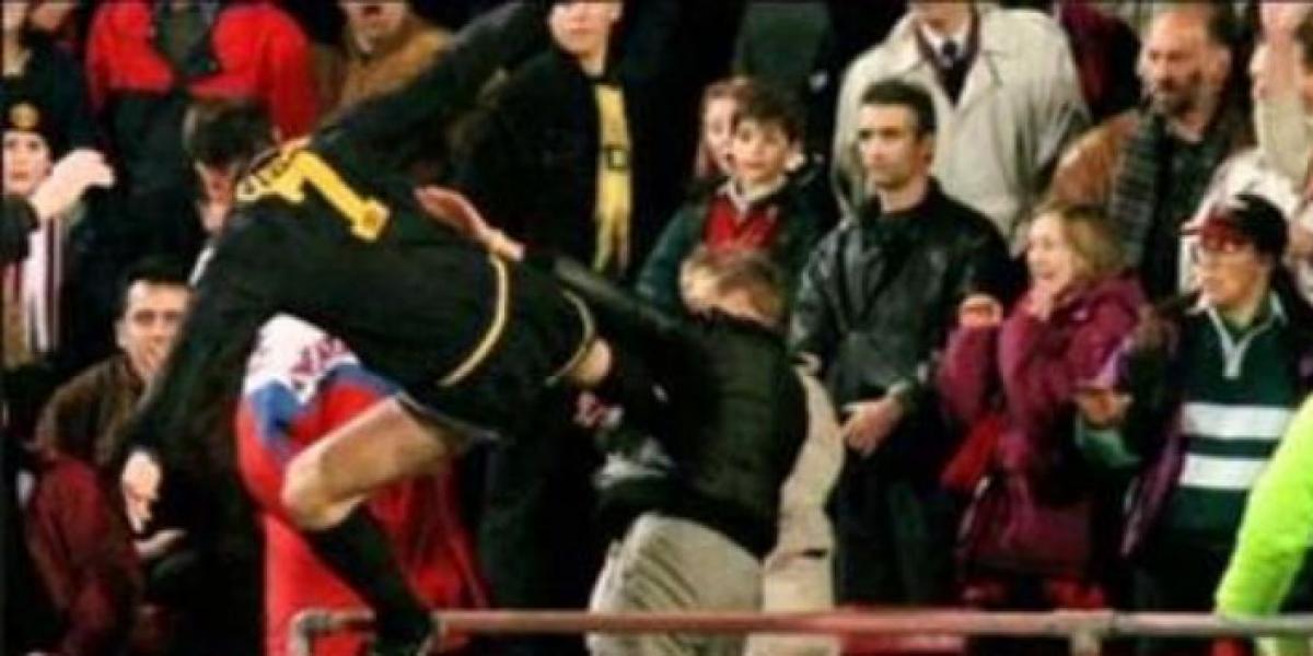 La brutal patada de Cantona a un aficionado cumple 27 años